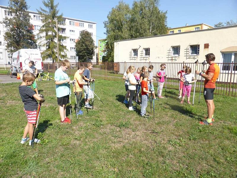 Janek Vajčner je ze Znojma, přesto se pořád hlásí ke Slovácku, odkud pochází jeho rodina. Miluje folklor a sport.