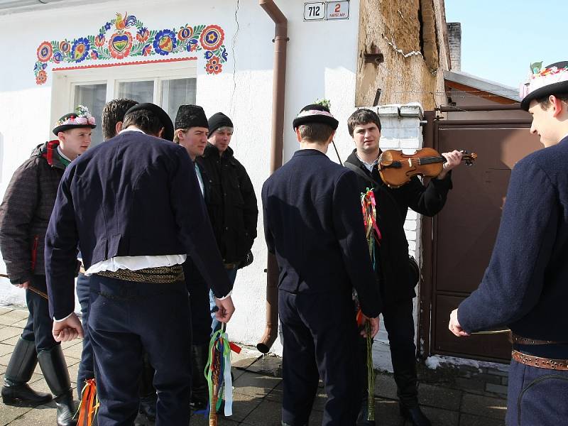 Členové strážnického folklorního souboru Danaj z Hodonínska se oblékli do krojů a vyrazili na pomlázku.