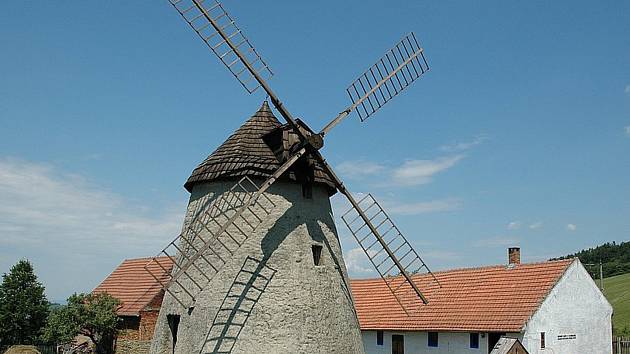 Národní kulturní památka, větrný mlýn v Kuželově.