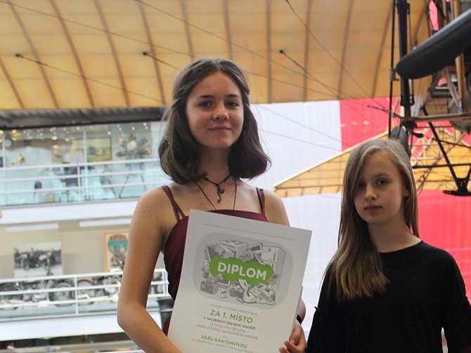 Sára Kántorová (na snímku vlevo) ze základní školy U Červených domků v Hodoníně vyhrála národní soutěž v Praze.