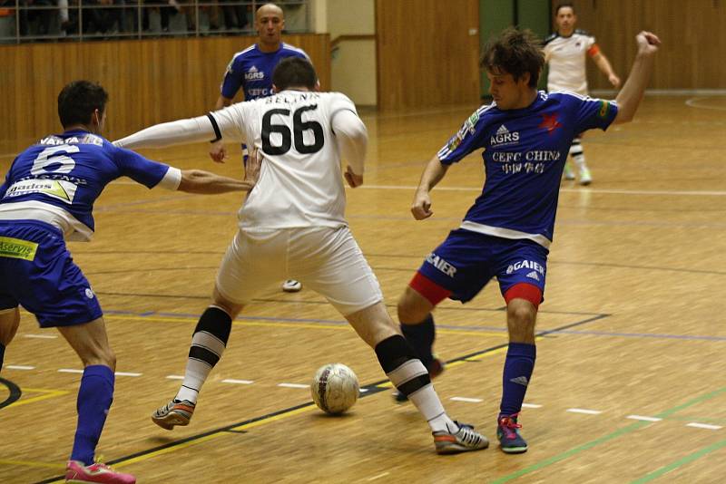 Hodonínští futsalisté (v bílých dresech) ve šlágru 7. kola Chance ligy vedli nad favorizovanou Slavií Praha 4:1, ale nakonec doma po remíze 4:4 bralo pouze bod. Páteční duel ve sportovní hale TEZA sledovalo 668 diváků. 