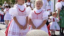 Ze slavnostního průvodu Mezinárodního folklorního festivalu ve Strážnici.