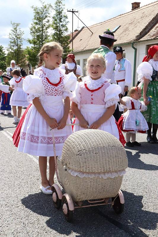 Ze slavnostního průvodu Mezinárodního folklorního festivalu ve Strážnici.