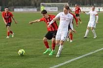 Hodonínští fotbalisté (v červeném) podlehli Třinci 0:4.