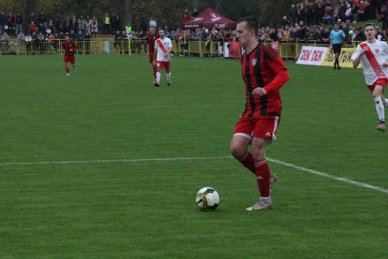 Fotbalisté Hroznové Lhoty (bíločervené dresy) v televizním zápase porazili Vnorovy 5:1. Zápas sledovalo 1500 diváků.