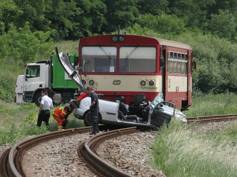 Osobní auto vjelo na přejezdu u Mutěnic přímo pod kola jedoucího vlaku.