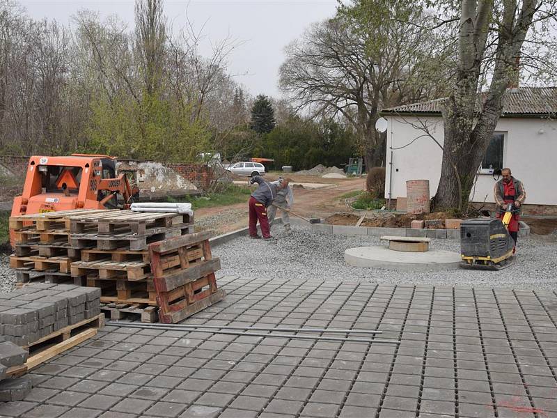 Na hodonínském hřbitově dokončují stavebníci nové chodníky i budovu pro technické zázemí správců hřbitova. Práce dokončí v květnu.