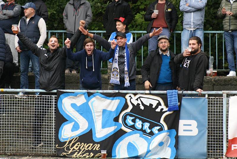 Fotbalisté Hodonína (v červených dresech) ve 3. kole celostátního MOL Cupu prohráli s ligovým Libercem 0:4 po prodloužení. Zápas sledovalo devět stovek diváků.