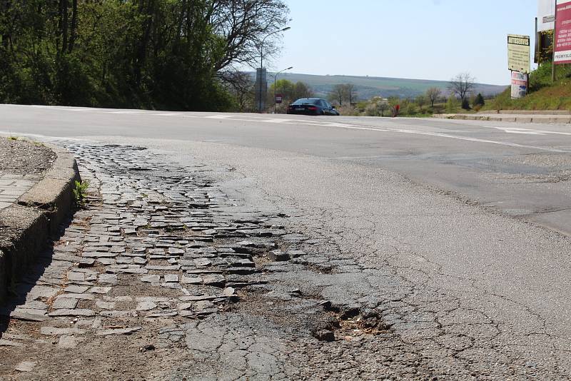 Řidiči se na křižovatce mezi obcemi Hovorany a Čejč dočkají přestavby na okružní.