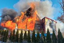 Oheň v sobotu zničil chatu v Jedovnicích.