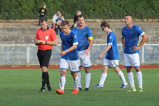 Fotbalisté Kyjova (v modrém) přezimují na prvním místě C skupiny I. B třídy.