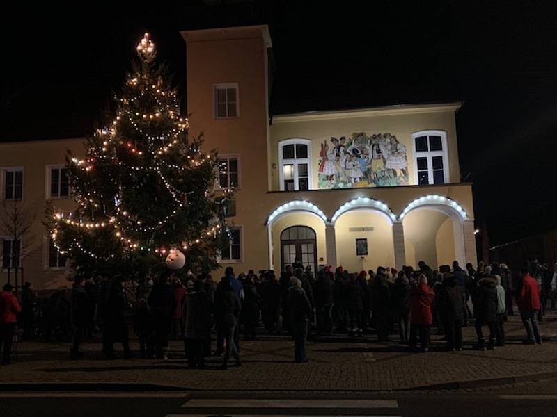 Česko zpívá koledy ve Vracově, o organizaci se tam postaral Dům dětí a mládeže Vracov s folklórnim kroužkem Lipinka.