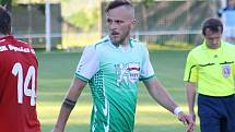 Fotbalisté Bzence (zelené dresy) prohráli v posledním domácím zápase premiérové divizní sezony s Bystřicí nad Pernštejnem 2:4.