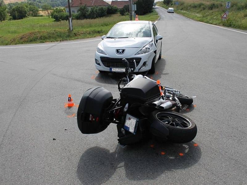 Srážka osobního auta s motorkou u Dambořic.