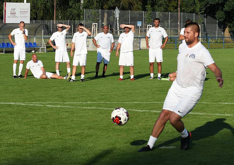 Fotbalisté Strážnic (v červeném) oslavili 100. výročí zápasem proti legendám Slovácka.