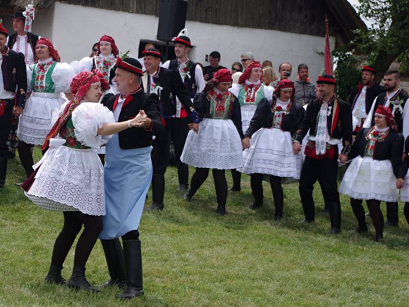 Strážnice o víkendu žila třiasedmdesátým folklorním festivalem. Jak slaví své hody, přijeli do Strážnice předvést krojovaní z Vracova.