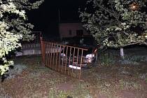 Ford vrazil do zábradlí školy ve Bzenci a pak zastavil o storm. Nehodu působil dvacetiletý muž bez řidičského oprávnění. 