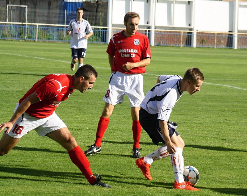 Fotbalisté Šardic (v červených dresech) přestříleli v prvním předkole krajského poháru rivala z Kyjova 5:4 a postoupili do další fáze jihomoravské soutěže.