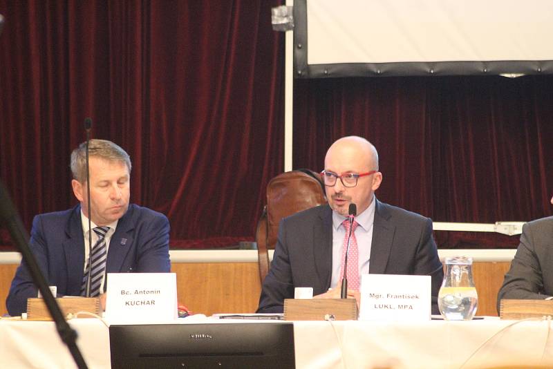 Poslední říjnové zasedání městského zastupitelstva v Kyjově, s volbou nového vedení radnice. Vpravo starosta František Lukl.