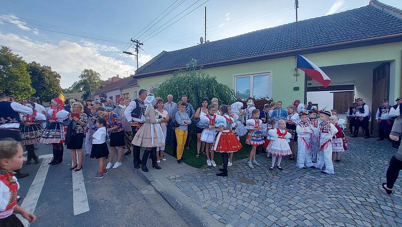 Krojovaná chasa na Svatováclavských hodech v Kostelci.