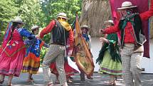 Předpremiérou pořadu Z krajin za obzorem odstartoval jubilejní sedmdesátý ročník Mezinárodního folklorního festivalu Strážnice 2015. Diváci v něm navštívili  nejen Evropu, ale také Latinskou Ameriku, Asii a Afriku. 