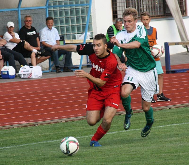 Fotbalisté Hodonína (v červených dresech) porazili v posledním zápase letošní sezony Ždírec nad Doubravou 3:1 a v divizi D skončili druzí.