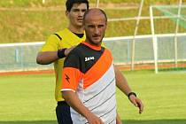 Zkušený fotbalista Radomír Víšek (v bílém dresu) začal sezonu jako hráč Kyjova, po rezignaci kouče Kalince však mužstvo vede jako trenér. 