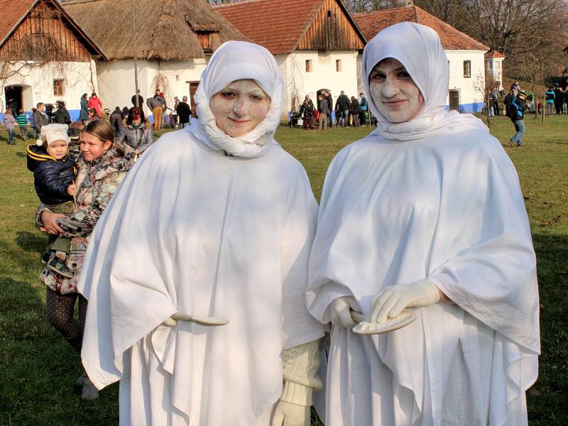 Jeden z tradičních pořadů strážnického skanzenu – Radujme se, veselme se. Návštěvníci zažili atmosféru adventu a vánočních svátků, jak je slavili předkové od svatého Mikuláše až po Tři krále.