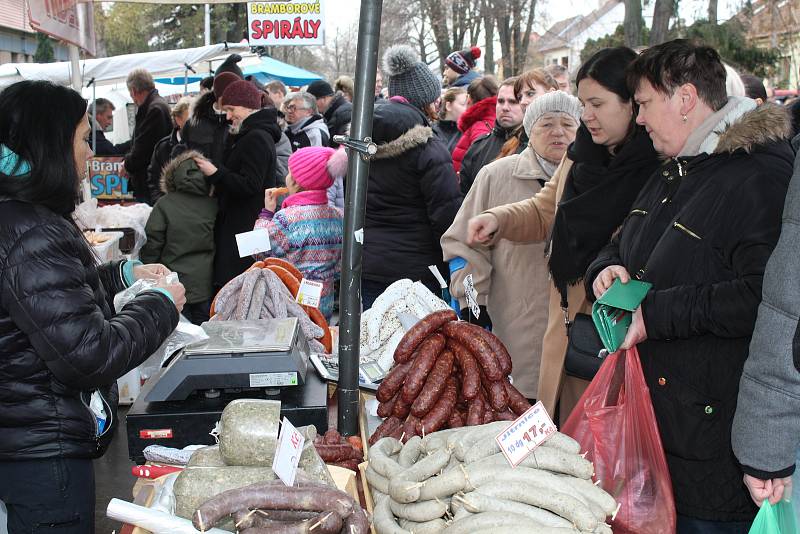 Stánkaři zaplnili Francouzskou ulici v Čejči.