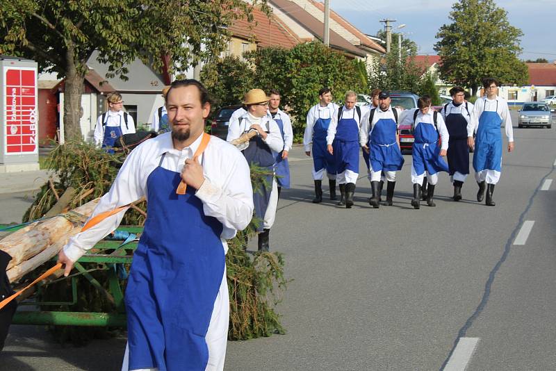 Stavění a zdobení máje v Kněždubu při hodovém pátečním odpoledni.