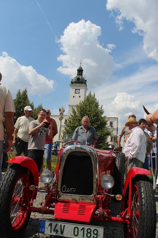 19. ročník jízdy historických vozidel Veteráni Moravským Slováckem. Představení na kyjovském náměstí.