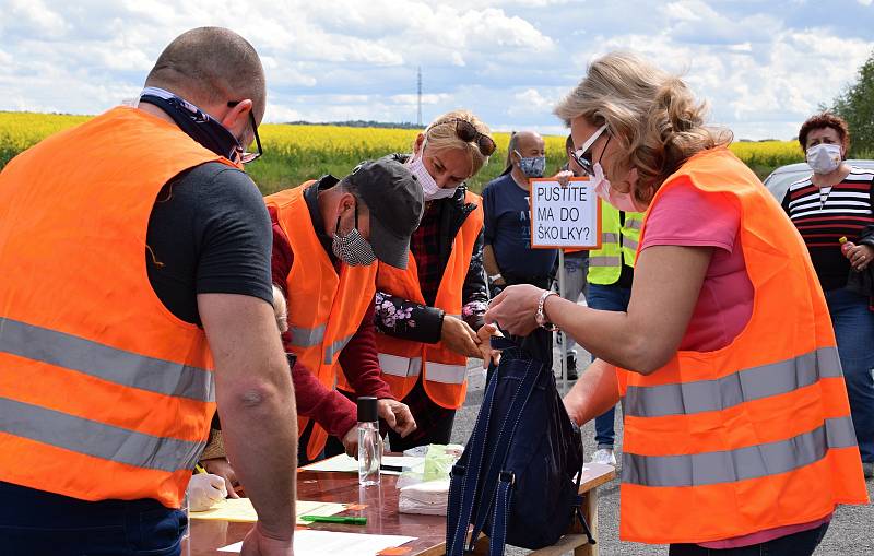 Na dvě stě padesát Čechů a Slováků se sešlo na hranici Sudoměřice - Skalica. Protestovali za znovuotevření hranic a podepisovali také petici.