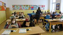 Žáci prvního stupně Základní školy Kotlářská v Brně absolvovali první antigenní testy na Covid-19.