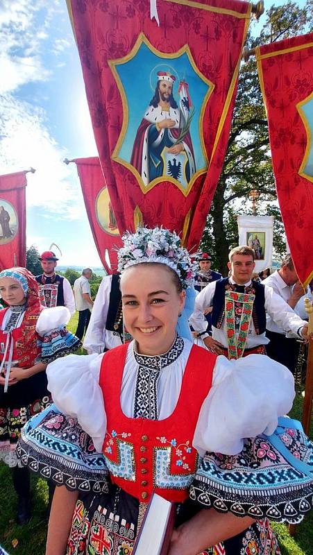 Krojovaná chasa na Svatováclavských hodech v Kostelci.