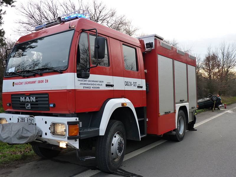 U Hodonína bouralo osobní auto, které skončilo na střeše. Tři lidi jsou zranění.