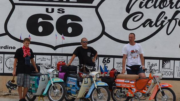 Expedice Pionýrem po Route 66. Tři nadšenci za necelý měsíc projeli legendární cestu vedoucí napříč USA.