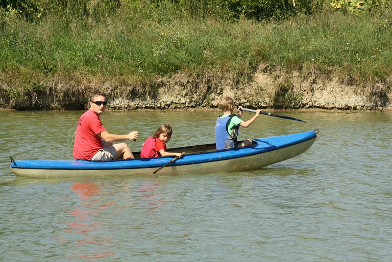 Příměstský skautský tábor kyjovských junáků umožnil táborníkům si vyzkoušet plavbu v kánoi na Panských rybnících ve Ždánicích.