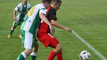 Hodonínští fotbalisté (v červených dresech) ve vloženém 15. kole divize D porazili Bzenec 2:0 a osamostatnili se v čele tabulky. Derby na stadionu U Červených domků sledovalo 520 diváků.