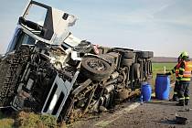 Vážná dopravní nehoda s tragickými následky se stala na silnici mezi Vracovem a Vlkošem. Při srážce osobního a nákladního auta zemřel jeden člověk.