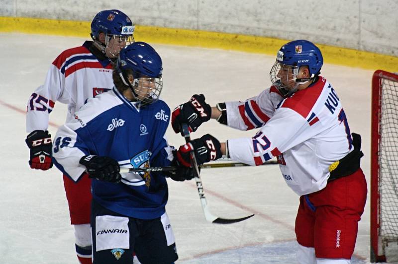 Hodonínský odchovanec Radek Kučeřík (dres číslo 12) reprezentuje Českou republiku na turnaji čtyř zemí hráčů do šestnácti let.