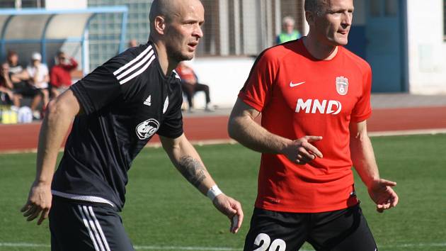 Hodonínští fotbalisté zvítězili v Brumově 2:1. Slovenský útočník Pavol Masaryk (v červeném dresu) gól nedal.