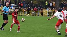 Fotbalisté Hroznové Lhoty (bíločervené dresy) v televizním duelu přehráli Vnorovy 5:1. Zápas na Zelničkách sledovalo 1500 diváků. Foto: Jaroslav Kicl