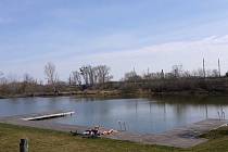 Rybník Lužák v Lužicích na Hodonínsku na přelomu zimy a jara 2023.
