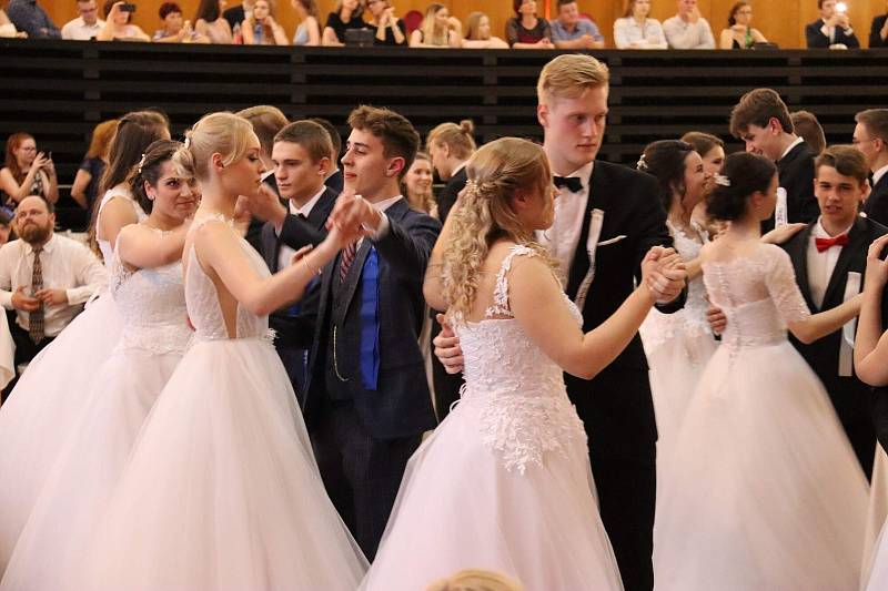 Ples pro absolventy kurzu byl ve znamení tance a dobré nálady.