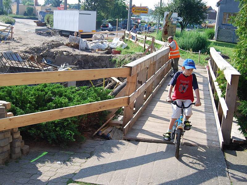 Cyklisté a pěší mohou místo mostu využívat lávku.