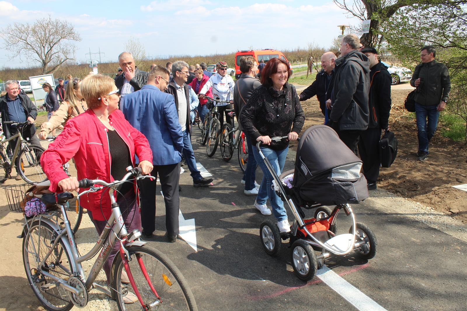 Asfalt nové cyklostezky u Milotic vyzkoušeli na kolech i koloběžkách -  Hodonínský deník
