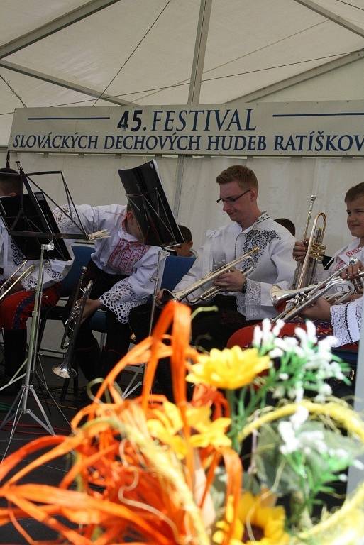 Na hřišti v Ratíškovicích se v neděli předvedly desítky muzikantů