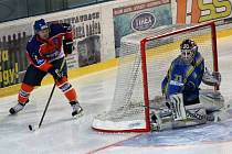 Hodonínšté hokejisté se ve 33. kole druhé ligy utkali se sousední Břeclaví. Další jižanské derby znovu nabídlo spoustu branek, faulů a potyček. 