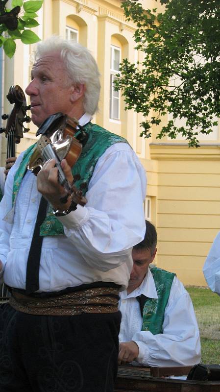 Ve Strážnici se konal jednasedmdesátý ročník Mezinárodního folklorního festivalu. Vystoupily tam soubory z celého světa.