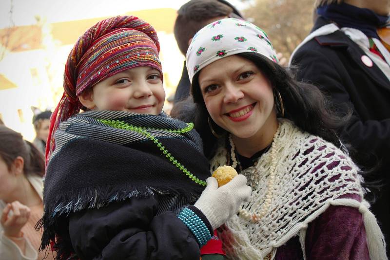 Hodonínem prošel početný průvod spolu s cimbálovou muzikou s několika zastávkami – u knihovny, fary či Masarykova muzea a radnice. Krojovaní divákům zatančili také obřadní tanec pod šable.